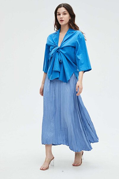 Nichii بلوزة نسائية سادة بأكمام 3/4 مع تفاصيل ربطة عنق على الصدر