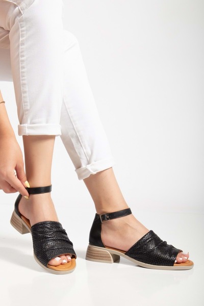 ANALİN SHOES صندل نسائي بكعب منخفض وحزام سميك من الجلد الطبيعي - BLACK-CREPE