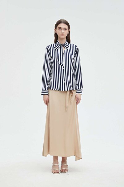 mica بلوزة مخططة طويلة بأزرار وربطة عنق