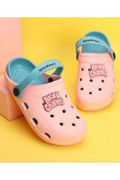 Pine kids رقعة نصية من Clogs - لون خوخي وأزرق سماوي