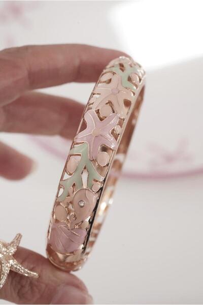 AŞIK ACCESSORIES سوار مطلية بالمينا على شكل البحر الوردي