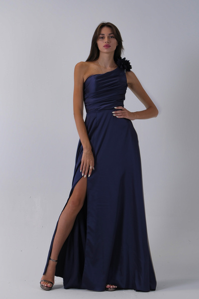 Feminist Tek Omuz Çiçek Detaylı Saten Yırtmaçlı Abiye Lacivert 0801041