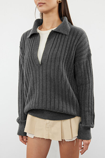 Trendyol Collection Anthrazitfarbener, weich strukturierter Pullover mit Polokragen TWOAW24KZ00678