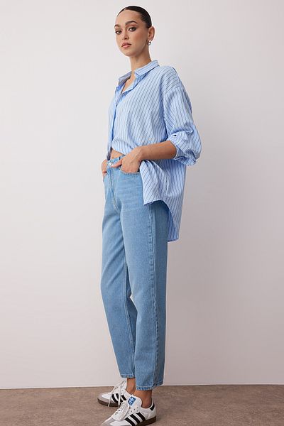 Trendyol Collection Blugi Mom cu talie înaltă albastru deschis TWOSS23JE00067