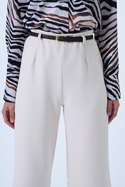 Trend Alaçatı Stili Cremefarbene, detaillierte, gewebte Damenhose mit verstecktem Reißverschluss und Gürtel ALC-X14323