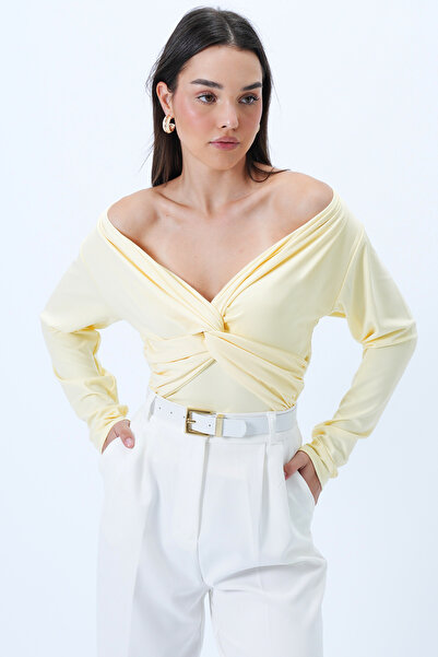 Trend Alaçatı Stili Kadın Tereyağı Sarısı V Yaka Burgu Detaylı Likralı Örme Bluz ALC-X14299