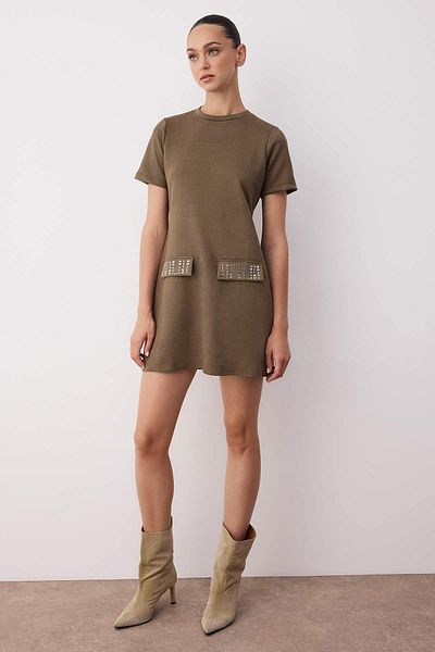 Trendyol Collection Rochie tricotată din piele intoarsa mini kaki cu decolteu cu detalii de piatra TWOAW24EL00523