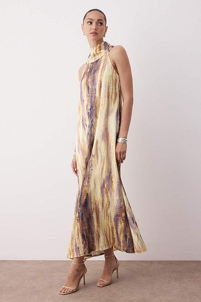 Trendyol Collection Gelbes, mit Batikmuster gemustertes Shift-Kleid aus Satin mit entspanntem Schnitt TWOSS25EL00880