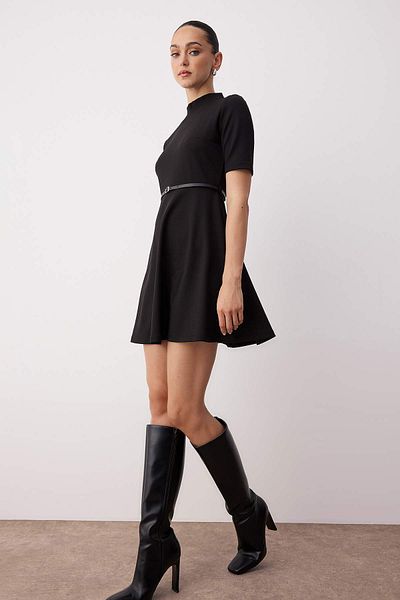 Trendyol Collection Mini rochie tricotată cu guler negru cu mâneci trei sferturi/sfârșit la talie TWOAW26EL00040