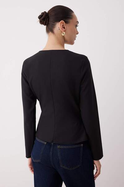 Trendyol Collection Μαύρη υφασμένη μπλούζα με διπλό στήθος με λεπτομέρεια με αγκράφα TWOAW26BZ00142