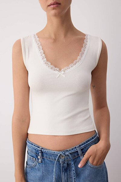 Trendyol Collection Ecru Schwarz Spitze Detaillierte V-Ausschnitt Baumwolle Stretchy Gestricktes Unterhemd TWOSS25BZ00597