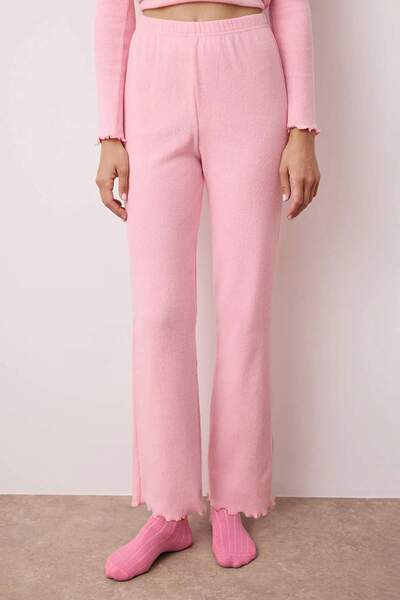 Trendyol Collection Rosa V-Ausschnitt Baby-Overlock weiches Tuşe Fleece Winter-Rippstrick-Pyjama-Set THMAW26PT00011