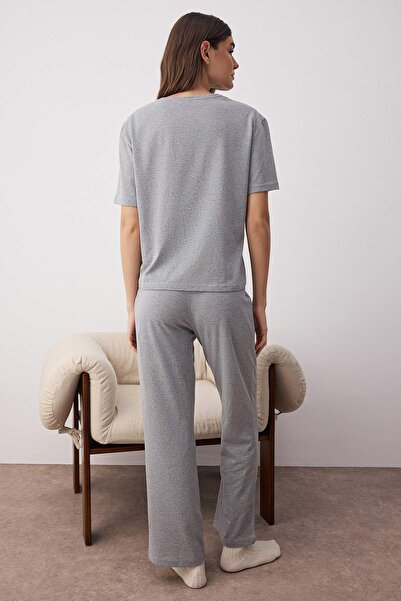 Trendyol Collection Graues Melange-Pyjama-Set mit Herz-Stickerei und Slogan-Print, elastisch, gestrickt, THMAW26PT00015