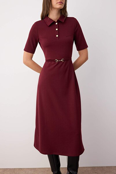 Trendyol Collection Μπορντό ζωσμένο με ζώνη με μανίκια τρία τέταρτα σε γραμμή/φουσκωτό ίσιο μίντι πλεκτό φόρεμα TWOAW26EL00023