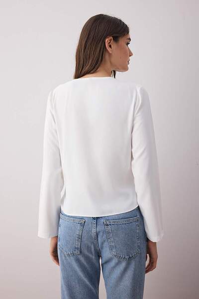 Kolekcia Trendyol Ekru dvojradová saténová tkaná blúzka TWOAW24BZ00423