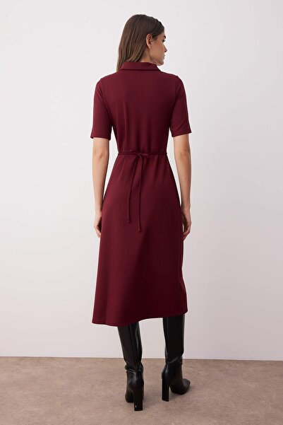 Trendyol Collection Μπορντό ζωσμένο με ζώνη με μανίκια τρία τέταρτα σε γραμμή/φουσκωτό ίσιο μίντι πλεκτό φόρεμα TWOAW26EL00023