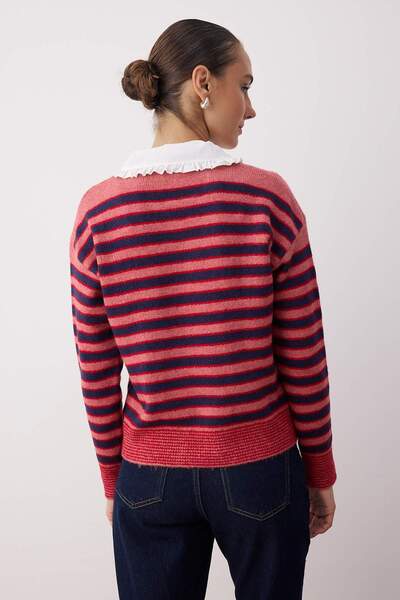 Trendyol Collection Red Detachable Collar Lace Garnish Color Block Knitwear Sweater Twoaw26Kz00139