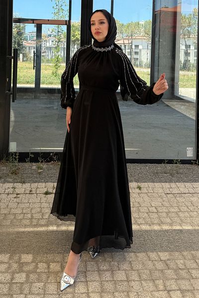 Tesettür Diyarı Вечерна рокля с бродирани ръкави и деколте - черна