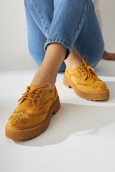 Limoya Pantofi casual Rossy Mustard din piele intoarsa cu varf oval taiati cu laser