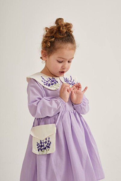 Genel Markalar Yakası Lavanta İşlemeli Çantalı Pamuklu Kız Çocuk Elbise