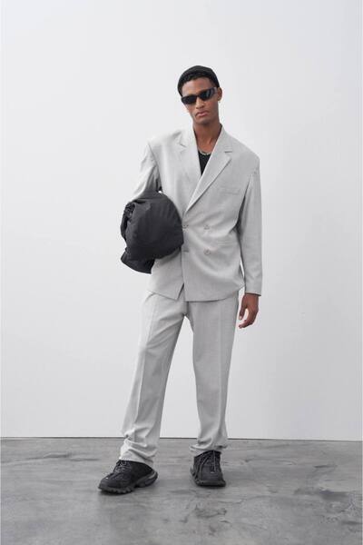 İLKCET MODA Κοστούμι με παντελόνι με διπλό στήθος σε ανοιχτό γκρι χρώμα