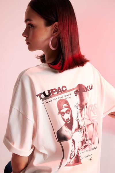 DeFacto Tupac Shakur Oversize Wide Fit Crew nyakú hátul nyomott rövid ujjú póló D4994AX24AU