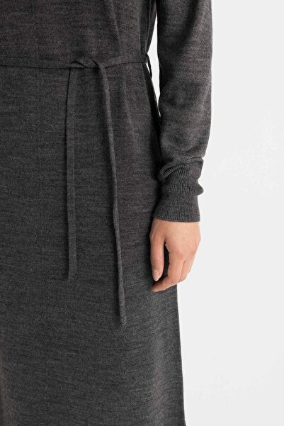 DeFacto Regular Fit Yarım Balıkçı Yaka Basic Düz Yırtmaçlı Uzun Kollu Maxi Triko Elbise A9807AX24WN