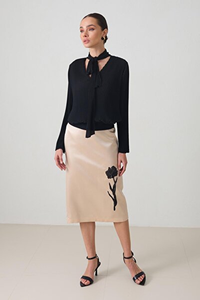 Setre Черна блуза с V-образно деколте и детайли на връзката на врата