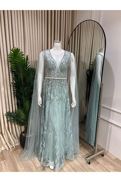 Diva style A distinctive and elegant evening dress with full embroidery