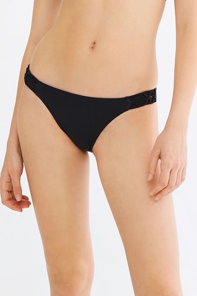 Penti Partea de jos de bikini neagră de bază cu detaliu macrame pe margini