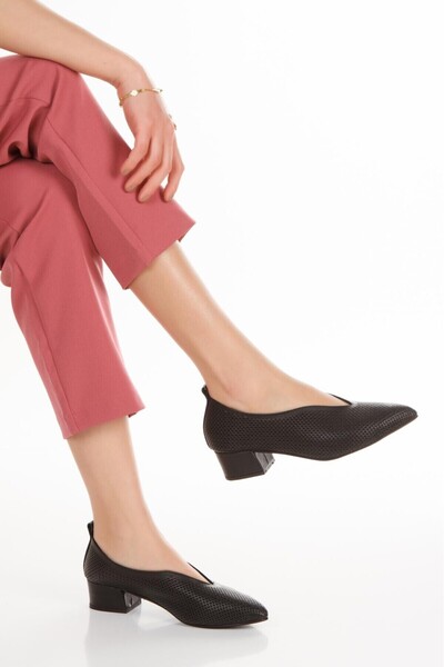elvinshoes حذاء جوليا نسائي من الجلد الطبيعي باللون الأسود بكعب قصير وكعب كلا...