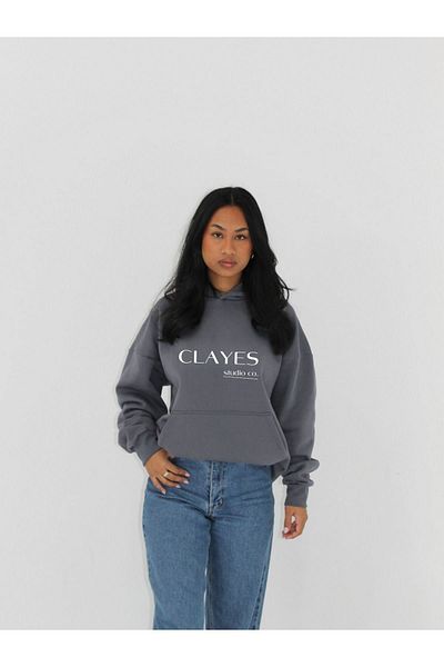 CLAYES Studio Co. - Зимен суитшърт с качулка и антрацитен принт, 100% памук, с качулка и полар