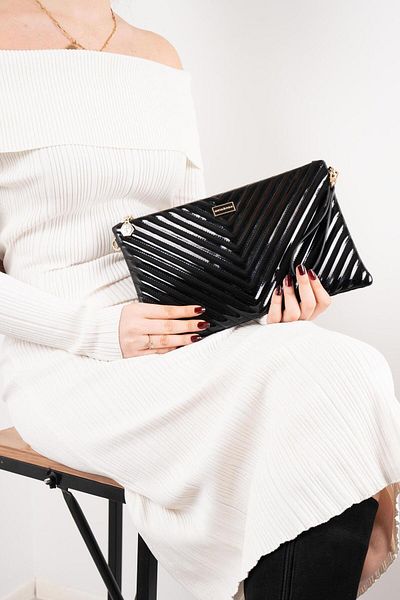 Silver Polo Portofoliu și clutch pentru femei Silver & Polo din piele lacuită V neagră SP1034