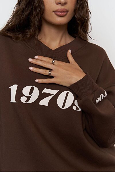 Sweetline Дамски суитшърт с V-образно деколте и щампа от 70-те години на миналия век, голям размер