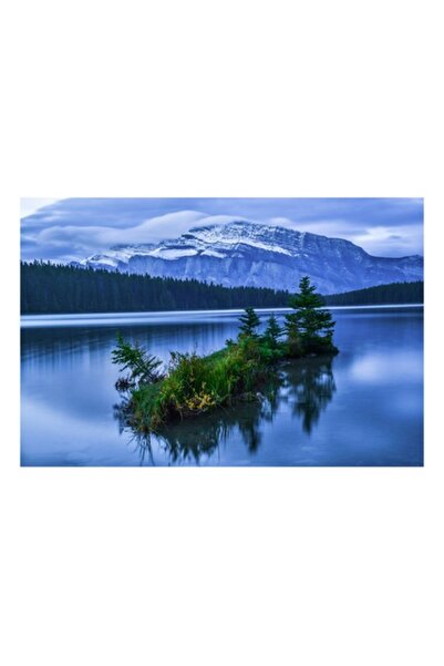 OEM Pictură pe pânză: „Insulă liniștită sub muntele înnorat”, Lac, Munți, Copaci, Nori, Reflexie