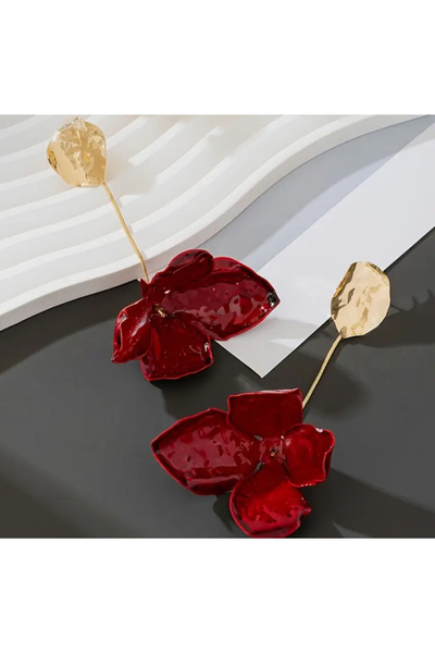 MODA Kırmızı Çiçek Tasarımlı Asimetrik Uzun Küpe – Altın Renk Detaylı Zarif Aksesuar