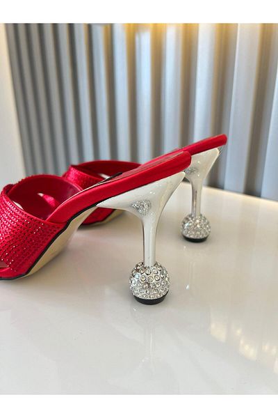 M&B Eye-Catching Stone Details and Original Heel Design Attract Attention These 7cm Heel Sandals