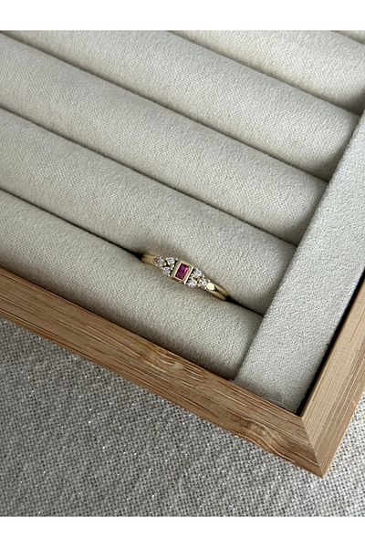 ringbox Three Stone Fuchsia Color Gold Ring