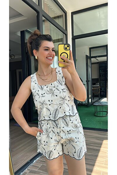 Büşra Ayhan Nakışlı Kare Yaka Bluz Şortlu Takım