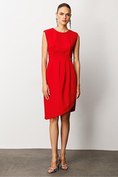 Moda İlgi Kolsuz Pile ve Anvelop Detaylı Asimetrik Kesim Metal Aksesuarlı Kısa ELB60078-146