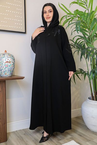 elegant veil Elegant black abaya with delicate embroidery in crepe fabric