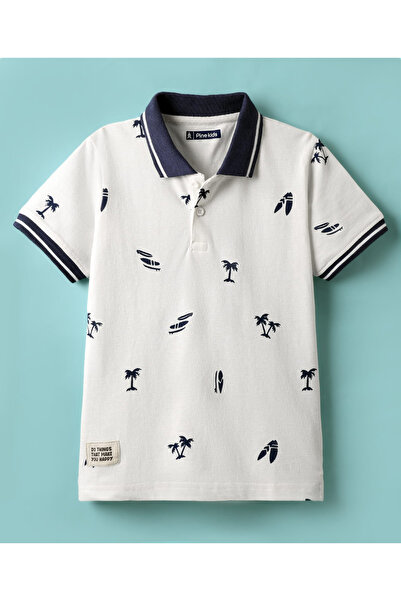 Pine kids تي شيرت بولو من باين كيدز بأكمام نصفية من القطن المحبوك مع طبعة وتفاصيل رقعة بطابع شاطئي - أبيض