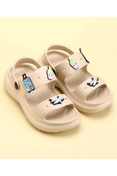 Pine kids قباقيب أطفال من خشب الصنوبر بحزام خلفي مزخرف بنقشة طائرة - بيج