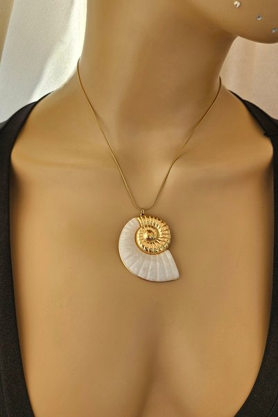 WONDER TOUCH Pearlescent Snail Steel Necklace,Seashell Steel Necklace,Oyster Necklace,Beach Jewelry,Female