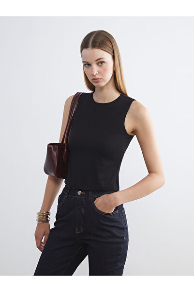 LC Waikiki قميص رياضي أسود برقبة دائرية للنساء