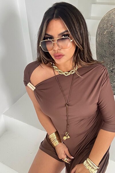 Sohotique By P بلوزة بتفاصيل كتف غير متماثلة باللون البني