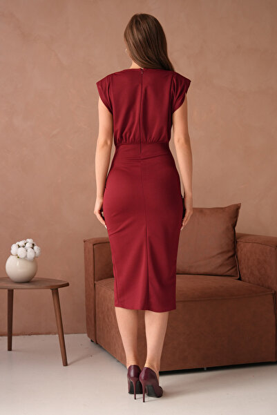 Secret Passion Lingerie Bordo Esnek Krep Kumaş Vatka ve Aksesuar Detaylı Degaje Yaka Anvelop Kesim Midi Abiye Elbise 77119