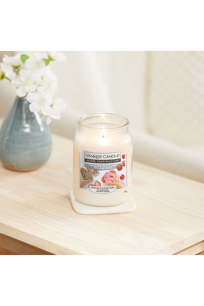 Yankee Candle Lumanare Parfumata Borcan Mare, Strawberry Waffle Cone, 538gr.