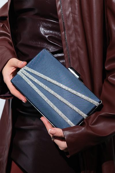 LuviShoes Γυναικεία βραδινή τσάντα φορέματος DEBON Navy Satin Silver Stripe Stone