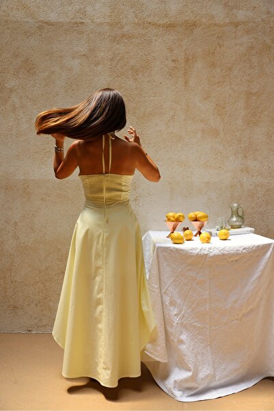 Özge Özgenç Sırtı Gipeli Boyundan Bağlamalı Elbise